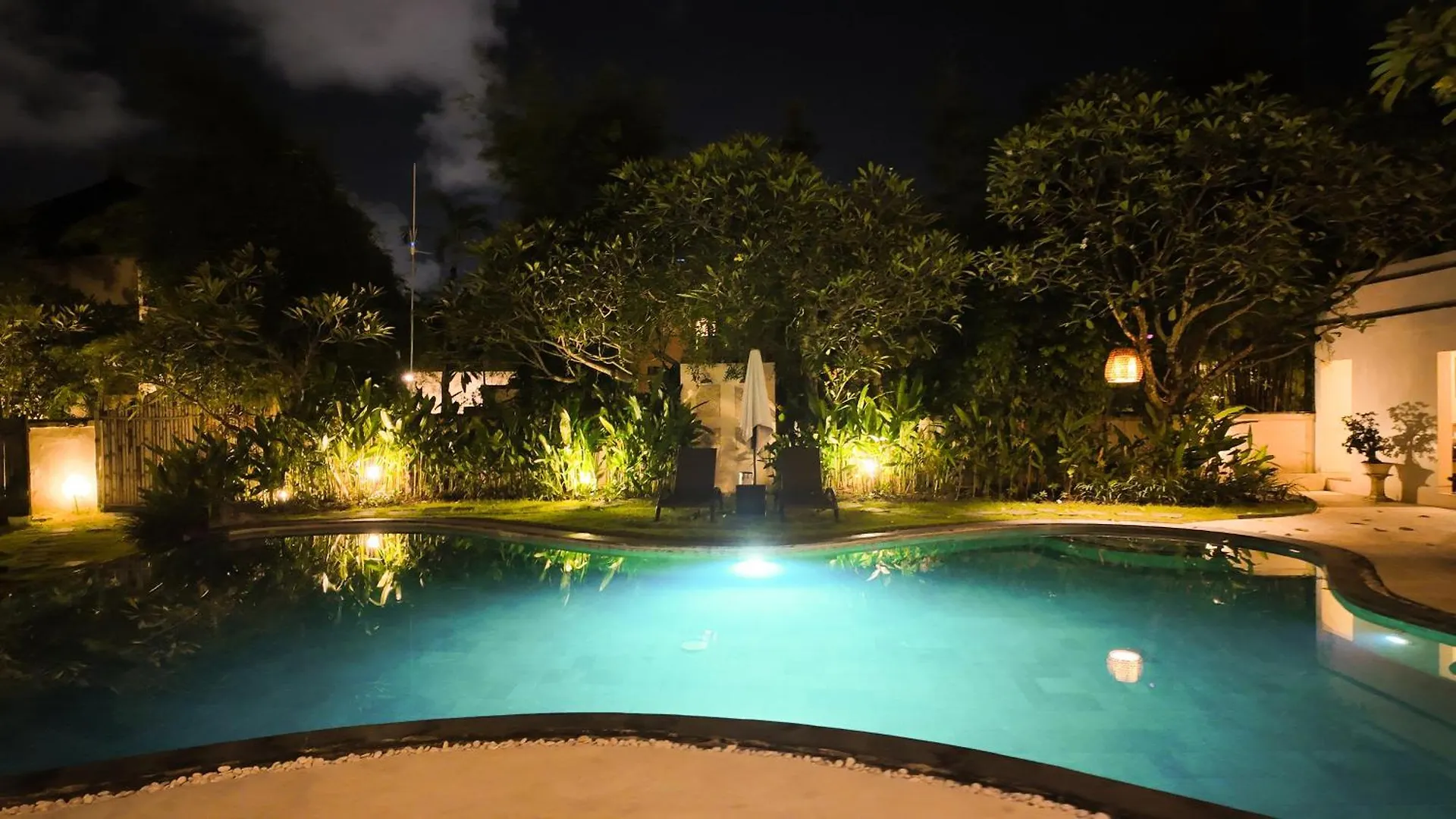 Villa Diana Bali 16 Bedrooms Seminyak  Seminyak (Bali)